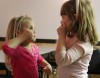 Két kislány az amerikai jelnyelvet tanulja az iskolában. A cél az, hogy Magyarországon is a lehető legkorábban megtanulhassák a gyerekek az esélyt jelentő nyelvet
