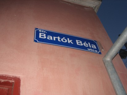 Kétnyelvű utcanévtábla Marosvásrhelyen