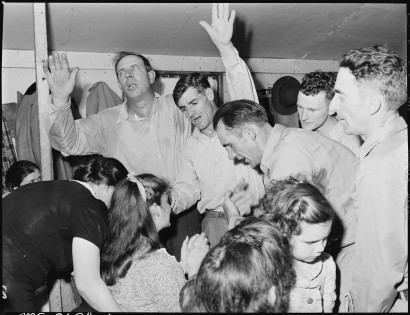 Kézrátételes gyógyítás egy pünkösdista gyülekezetben (Kentucky, 1946)
