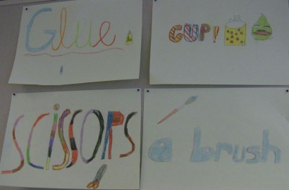 Kézzelfogható nyelvtanulás: rajzórai eszközök és angol elnevezésük a falon