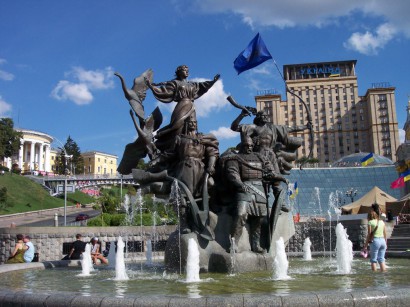 Kijev alapítóinak emlékműve a Függetlenség téren, az Ukrajna szálló előtt