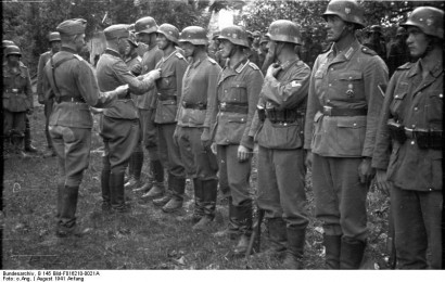 Kitüntetésosztás német katonáknak