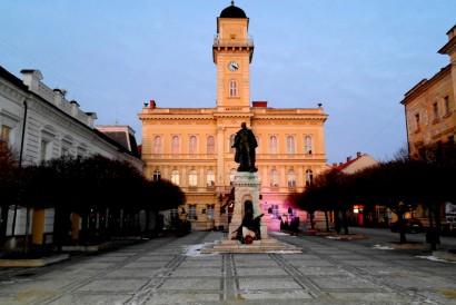 Komárom, városháza, előtte Klapka György szobra