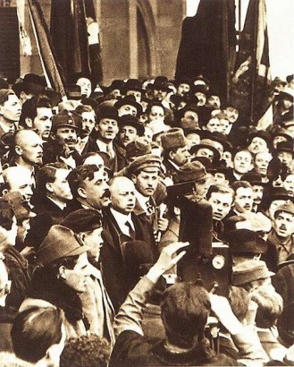 Kun Béla és Garbai Sándor kikiáltják a Tanácsköztársaságot 1919. március 21-én