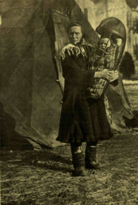 Lapp anya cscecsemő gyermekével (Balogh Rudolf felvétele)