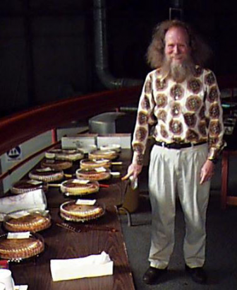 Larry Shaw fizikus, a π-nap szülőapja
