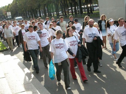Lettországi orosz iskolások tüntetnek iskoláik bezárása ellen (2003)