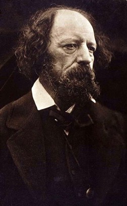 Lord Alfred Tennyson (1809–1892), angol költő. A kötetben szereplő idézet Locksley Hall című, 1835-ben írt, 1842-ben megjelent verséből származik