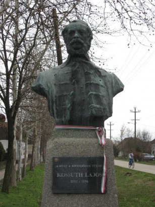 Magyarittabé 111 éves Kossuth-szobora