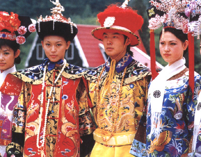 Mai mandzsu fiatalok császári öltezékben.