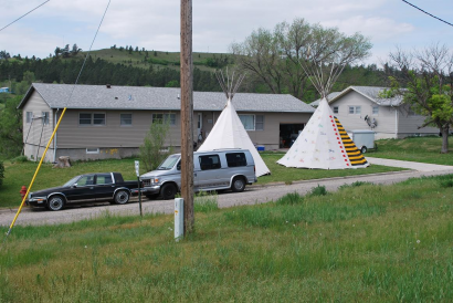 Manapság a sziúk csak nyaranként állítanak thípi sátrakat házaik mellett (Szicsanghu rezervátum, Dél-Dakota).