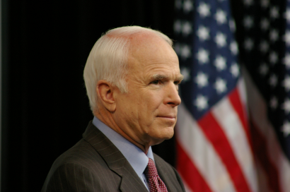McCain 2008-ban.Valószínűleg sok múlik az arcvonásokon.