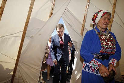 Medvegyev egy hanti sátorba látogat