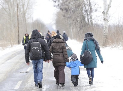 Menekültek a kilencvenes évek végén, megélhetési bevándorlók most