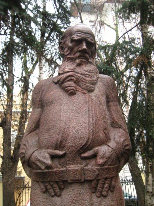 Merkurov Tolsztoj-szobra Moszkvában – már ekkor övön alul?