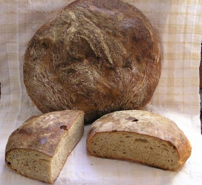 Mi az a darab, amit a kenyér megszegésekor a kenyérből levágunk? A víge, széle, sarka, púpja, durca, vége, dumója?