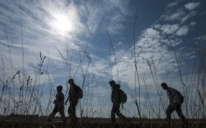 „Migránsok a Röszke melletti vasúti átjárónál a magyar-szerb határon 2015. augusztus 25-én” (MTI