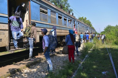 „Migránsok érkeznek Presevóból egy különjáratú, közvetlen vonattal a Sándor (Aleksandrovo) elnevezésű külvárosi vasúti megállóhelyre Szabadkán 2015. augusztus 24-én” (MTI)