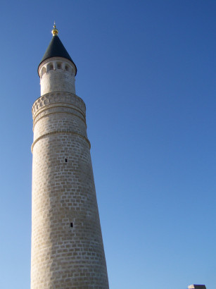 Az újrafelépített minaret (egy a négyből)