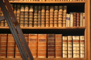Проды книг. Полки для книг. Старинный стеллаж с книгами. Много книг. Фон полка с книгами.