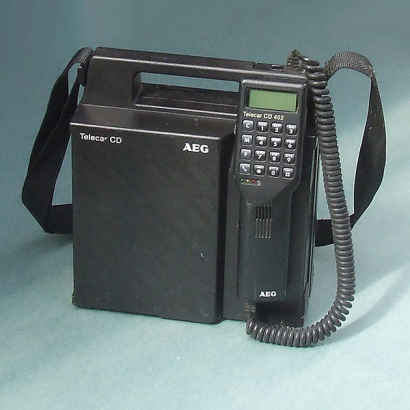 Mobiltelefon az 1980-as évekből. Talán csak ezen nem lehet híreket olvasni