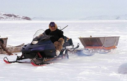Modern inuit vadász a hó világában