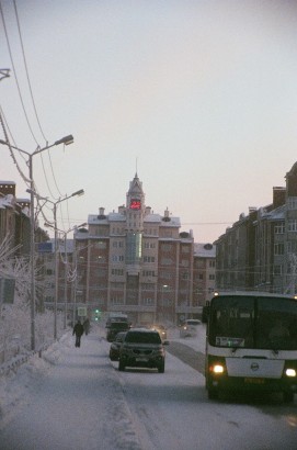 Modern Szalehard - a távoli ház tetején a hőmérő -24 fokot mutat