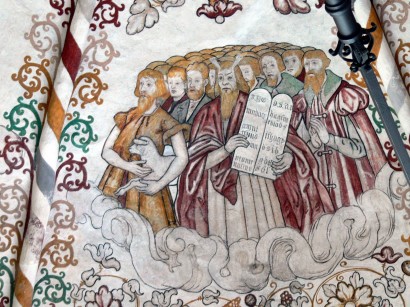 Mózes és a próféták egy dán templom freskóján. Lerövidítették a könyveket?