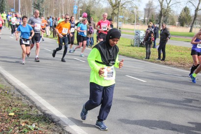 Muszlim nő egy rotterdami futóversenyen