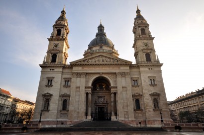 Nádasdy Ádám klasszikus példáját idézve: a Szent István bazilika felirata is rossz hatással van a magyar nyelvre?