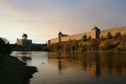Narva városa az észt-orosz határon. Lakosainak túlnyomó többsége az észt oldalon is orosz.