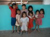 Nekik már jó: lányok egy új osztályterem előtt Hondurasban