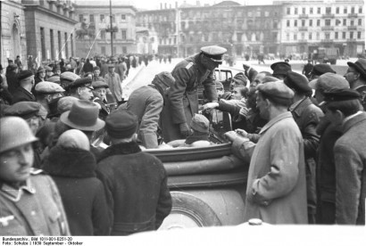Német katonák propagandaanyagokat osztanak Varsóban 