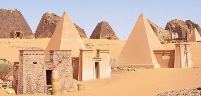 Núbiai piramisok. A két sima felszínű épület rekonstrukció.