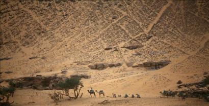 Núbiai tevekaraván halad a sivatagban a Nílus partján, Asszuán közelében