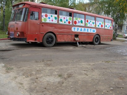 Nyilvános WC-ként működő autóbusz Oroszországban