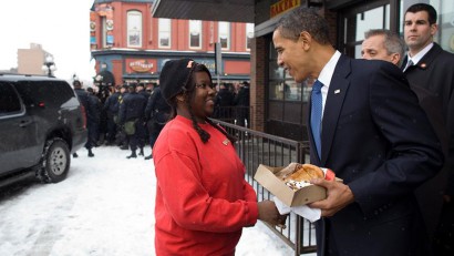 Obama elnök az ottawai ByWard Marketon tett látogatásán – kezében a frissen zsákmányolt hódfarok: 2009. február 19.