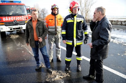 Orbán Viktor miniszterelnök (b) és Pintér Sándor belügyminiszter (j) a helyszínen tájékozódik az M1-es autópályán zajló munkálatokról Tata közelében 2013. március 16-án. Közöttük Balázs László, a Pest Megyei Kutató-Mentő Szolgálat vezetője (j2) és Erdélyi Krisztián, a Komárom-Esztergom Megyei Katasztrófavédelmi Igazgatóság tűzoltósági főfelügyelője