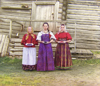 Orosz parasztlányok népviseletben