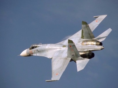 Orosz Szu 27-es a levegőben. Egy ilyen gép repült túl közel a nemzetközi légtérben egy amerikai felderítő repülőgéphez
