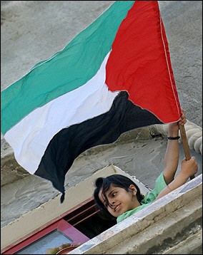Palesztin kislány nemzeti zászlóval