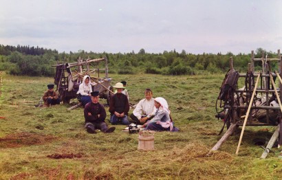 Parasztok szénakaszáláskor. Nyizsnyij Novgorodik Kormányzóság, 1909