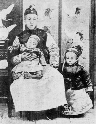 Pu Ji apjával és öccsével 1909-ben