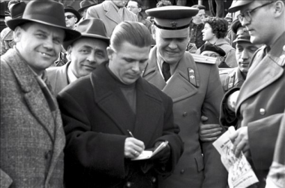 Puskás autogrammot oszt Bécsben a szovjet katonáknak 