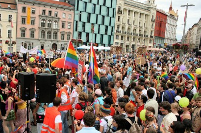 “Queer Parade” LMBT-felvonulás Csehországban. Gyűjtőfogalom