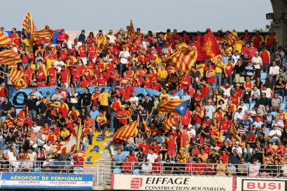 Rögbiszurkolók katalán zászlókkal. Magukénak érzik