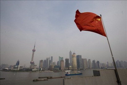 Sanghaj ködben - nemzeti zászló a Huangpu folyó partján