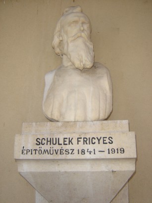 Schulek Frigyes (1841-1919) szobra – a hírneves építész maga is az ido híve volt