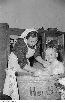 Siket fiút fürdetnek egy lipcsei siketiskolában, 1953