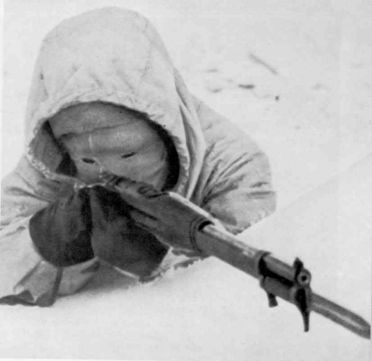 Simo Häyhä finn orvlövész. 1939-ben az előre nyomuló szovjet katonák közül a legóvatosabb becslések szerint is kétszázat lőtt le: mások szerint áldozatainak száma ötszáznál is több lehet.